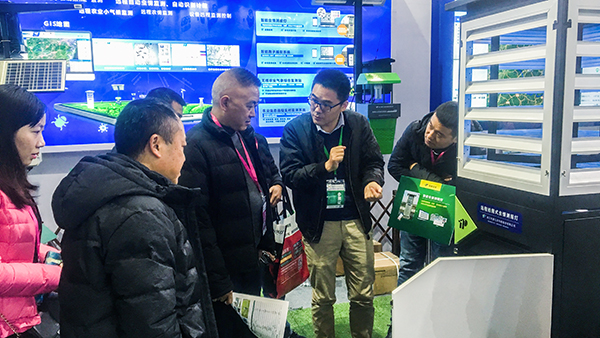 托普云農(nóng)工作人員現(xiàn)場講解