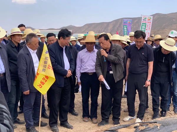 甘肅省農(nóng)業(yè)農(nóng)村廳廳長(zhǎng)李旺澤等領(lǐng)導(dǎo)一行來(lái)到安定區(qū)馬鈴薯標(biāo)準(zhǔn)化種植基地