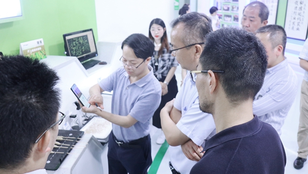 杭州市科技局局長趙喜凱一行蒞臨托普云農(nóng)考察調(diào)研(圖1)