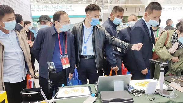 各領(lǐng)導(dǎo)專家蒞臨托普云農(nóng)展位