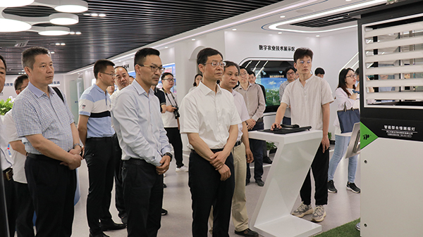 謝建華主任一行參觀托普云農(nóng)智慧展廳
